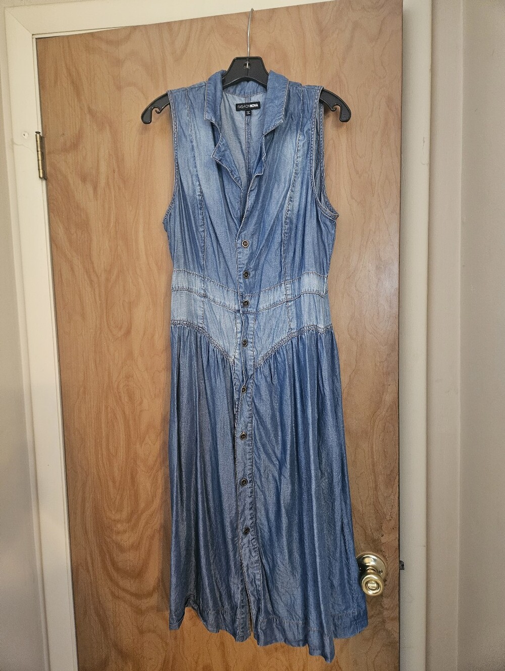 Fashion Sleeveless light weight Denim Button-Front Midi Dress in Blue
